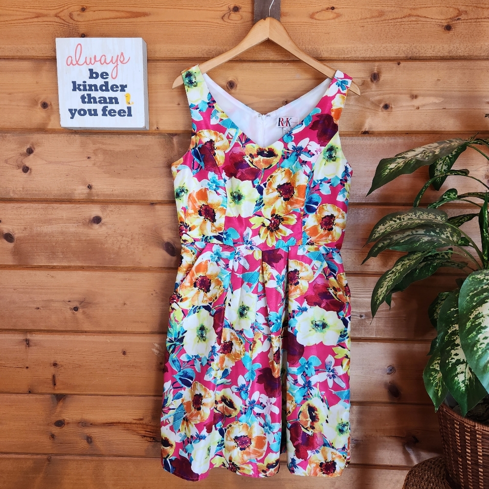 R&K Originals 💜 Fit & Flare Dress Floral Pleated Pockets VNeck Sleeveless Sz 10